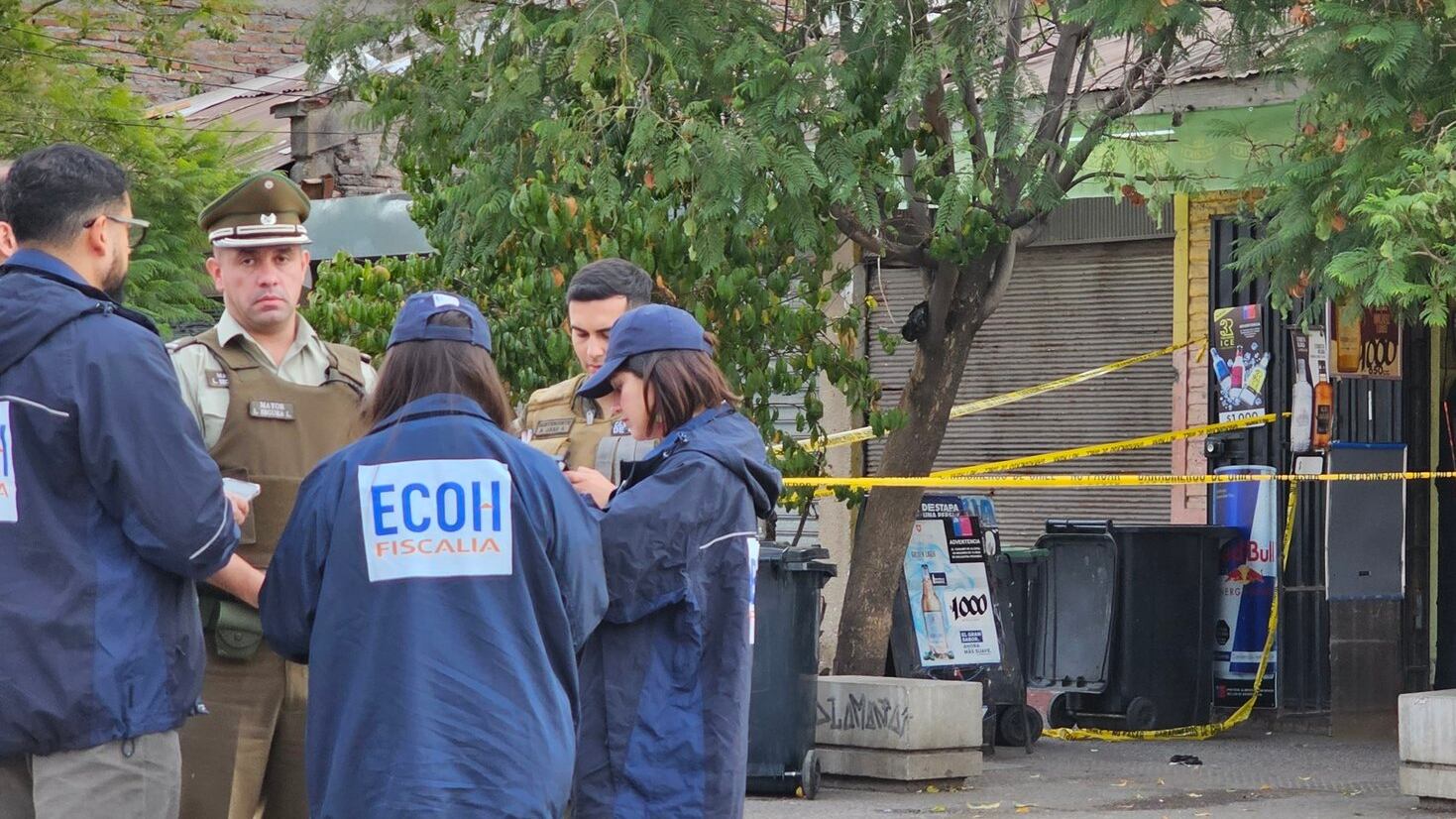 Funcionarios policiales ECOH indagan el crimen de un sujeto en la comuna de Lo Espejo.