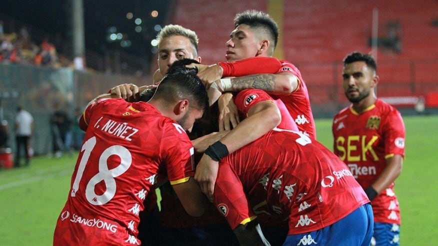 Uno de los jugadores que está en la órbita de Colo Colo en este mercado de pases es Carlos “la Joya” Palacios, quien lamentablemente en las últimas horas está haciendo noticia por un desagradable hecho extrafutbolístico.
El ex jugador Unión Española fue detenido durante la jornada de ayer tras graves denuncias de su ex pareja, encontrándose actualmente detenido en las oficinas del SIP de la 7° Comisaría de Renca, esto a la espera de la llegada de la fiscalía y su decisión tras la denuncias en su contra.