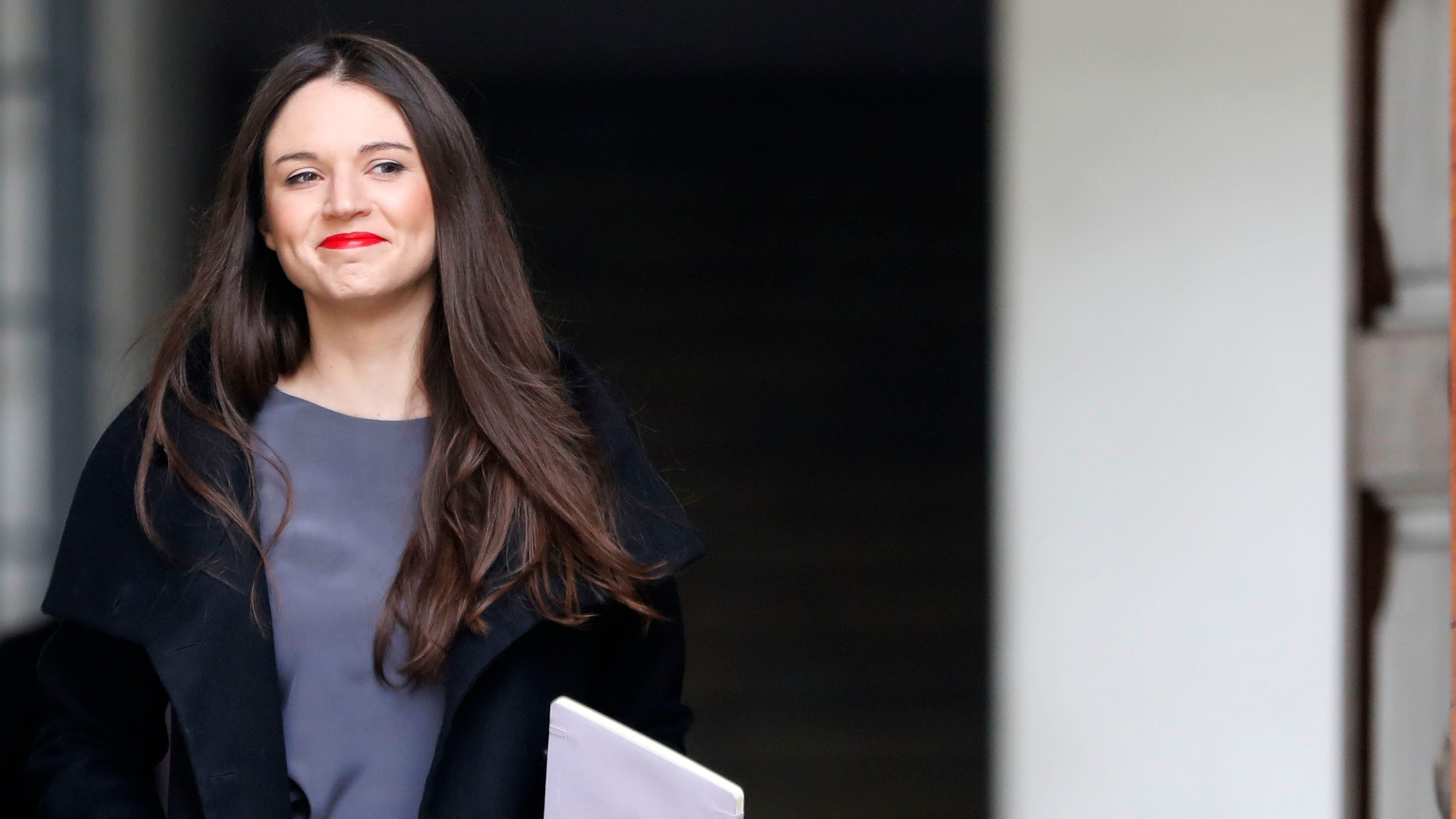 El plan de salida de Irina Karamanos La coordinadora sociocultural de La Moneda ya definió que dejará el cargo en el corto plazo, apenas termine la fórmula para que las fundaciones que preside tengan domicilio en otros ministerios. Hasta ahora, el plan es hacer el anuncio en octubre.