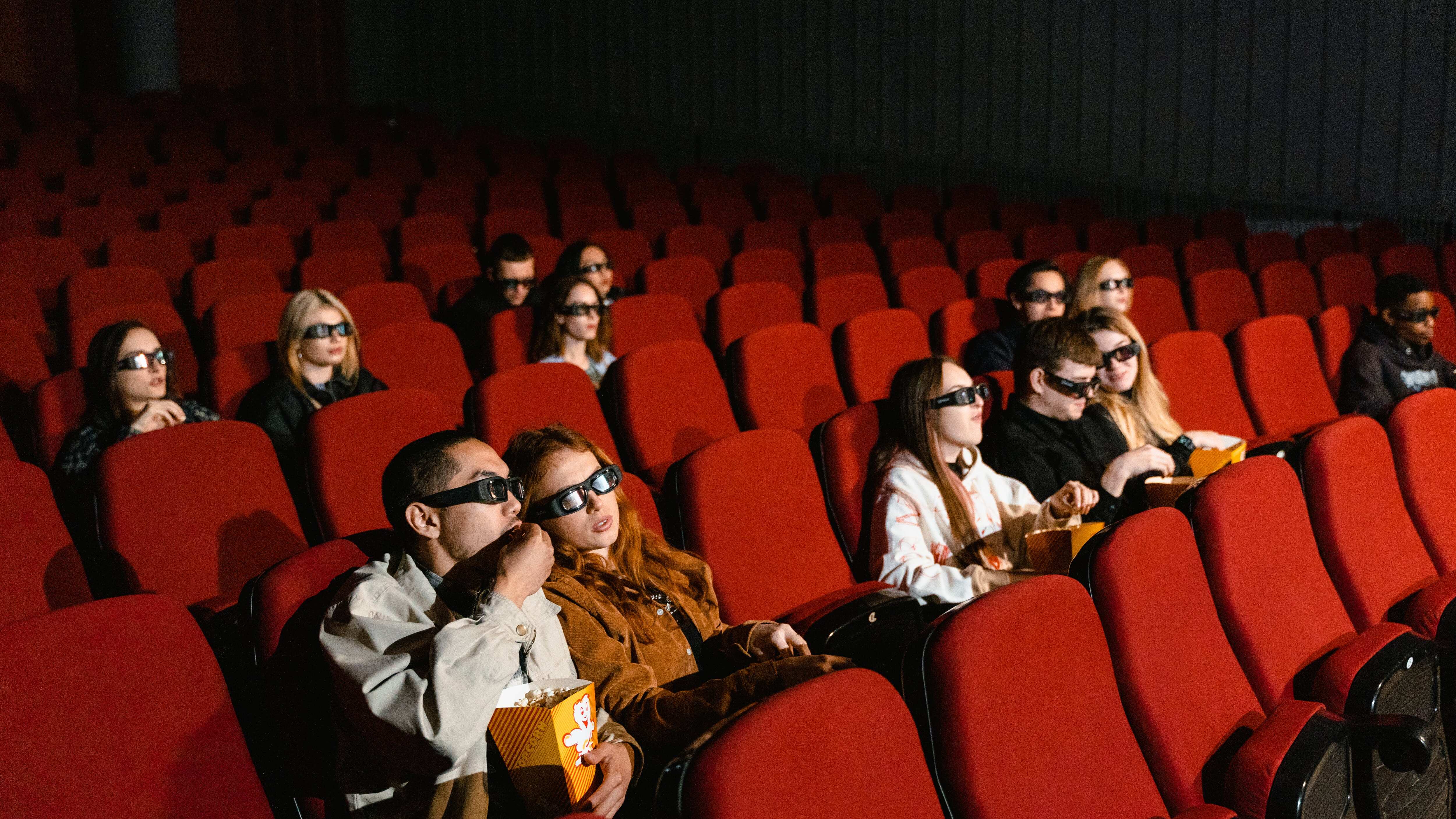 Abandonó a su novia en el cine y le reclamó por llevarlo a ver una película con escenas eróticas.
