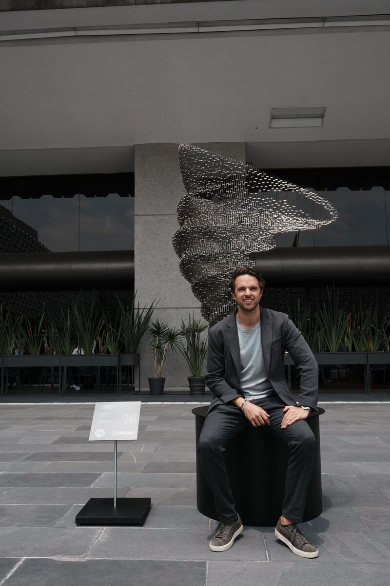 El escultor mexicano Pablo Fierro, una de las voces emergentes más prometedoras del arte contemporáneo, inauguró en días recientes la exposición “Escultura Actual en San Lázaro”, en el Palacio Legislativo que alberga la Cámara de Diputados de México. Foto: Cortesía.