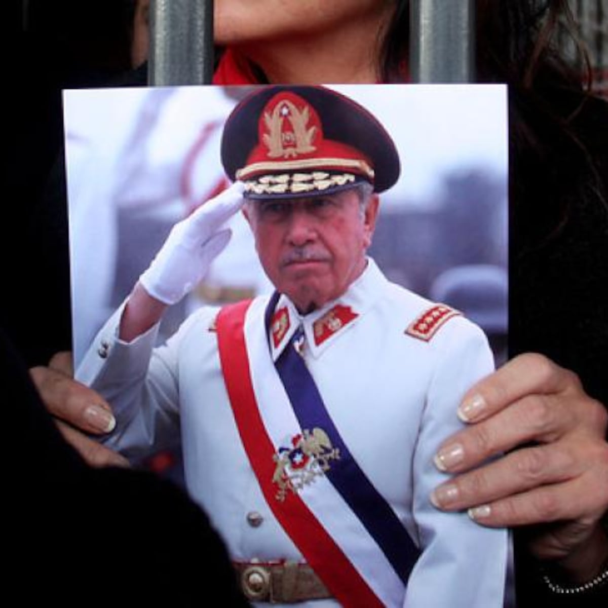 Proyecto de ley busca eliminar homenajes a Pinochet Proyecto de ley busca eliminar homenajes a Pinochet
