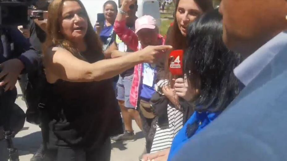 "¡Saca a mi papá!": Alcaldesa de La Pintana Claudia Pizarro fue agredida por su hermana mientras iba a votar