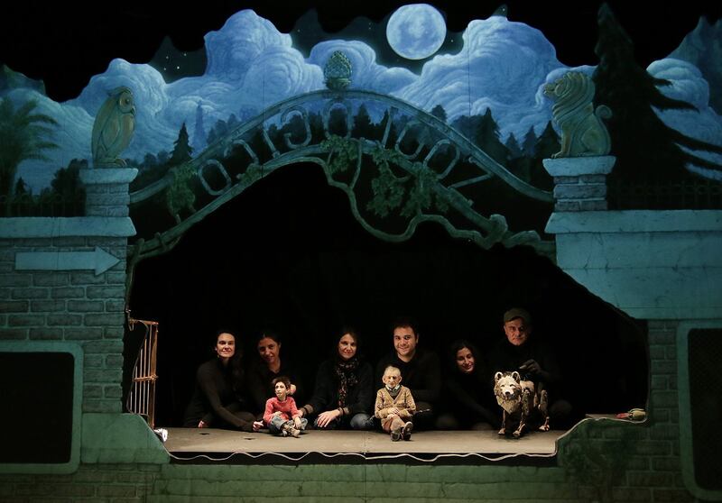 En el último capítulo del programa Sígueme, la panelista Catalina Pulido desclasificó encontrón que años atrás tuvo con su colega Aline Kuppenheim, durante una obra de teatro.
Según contó, se encontraba junto a su hijo de cuatro años mirando un show de marionetas, momento que el menor le hizo una pregunta a viva voz, lo que molestó a la intérprete que estaba sobre el escenario. 
Producto de ello, Aline decidió bajar y pedirle directamente a Pulido que hiciera callar a su retoño para que no interrumpiera el espectáculo. 
“Se bajó y dijo: ‘¿Puedes decirle por favor al niño que se calle?‘“, la increpó. 
Pero, Pulido lejos de empatizar, se molestó con la actitud de Kupennheim y la mandó a freír monos, como se dice en buen chileno. 
“Yo le dije: ‘¿Te puedes meter tus títeres por donde te quepan? Gracias’. Y me fui”, recordó. 
Además, reflexionó respecto a la forma de actuar que tuvo su colega, considerando que lo hizo de la peor manera. 
“Siendo una mujer de teatro, fue bastante poco inteligente, porque estaba llevando a un niño”, criticó, respecto a la presentación de “Pedro y el Lobo”, obra que era recomendada para niños mayores de cinco años. 
¿De que trataba la obra?
Pedro y el Lobo era la adaptación del poema sinfónico escrito en 1936 por el compositor ruso Serguei Prokofiev y narra la historia de un niño (Pedro) que, desobedeciendo a su autoritario abuelo, irá a enfrentar los peligros del bosque desafiando al imponente lobo que atemoriza al pueblo. Con la ayuda de su amigo, el pájaro, logrará vencerlo, atraparlo y comprender la dimensión de su propia naturaleza, la del animal y el lugar de ambos en este planeta, se lee en la sinópis.
La obra fue estrenada el año 2019 y tenía una duración de 30 minutos.