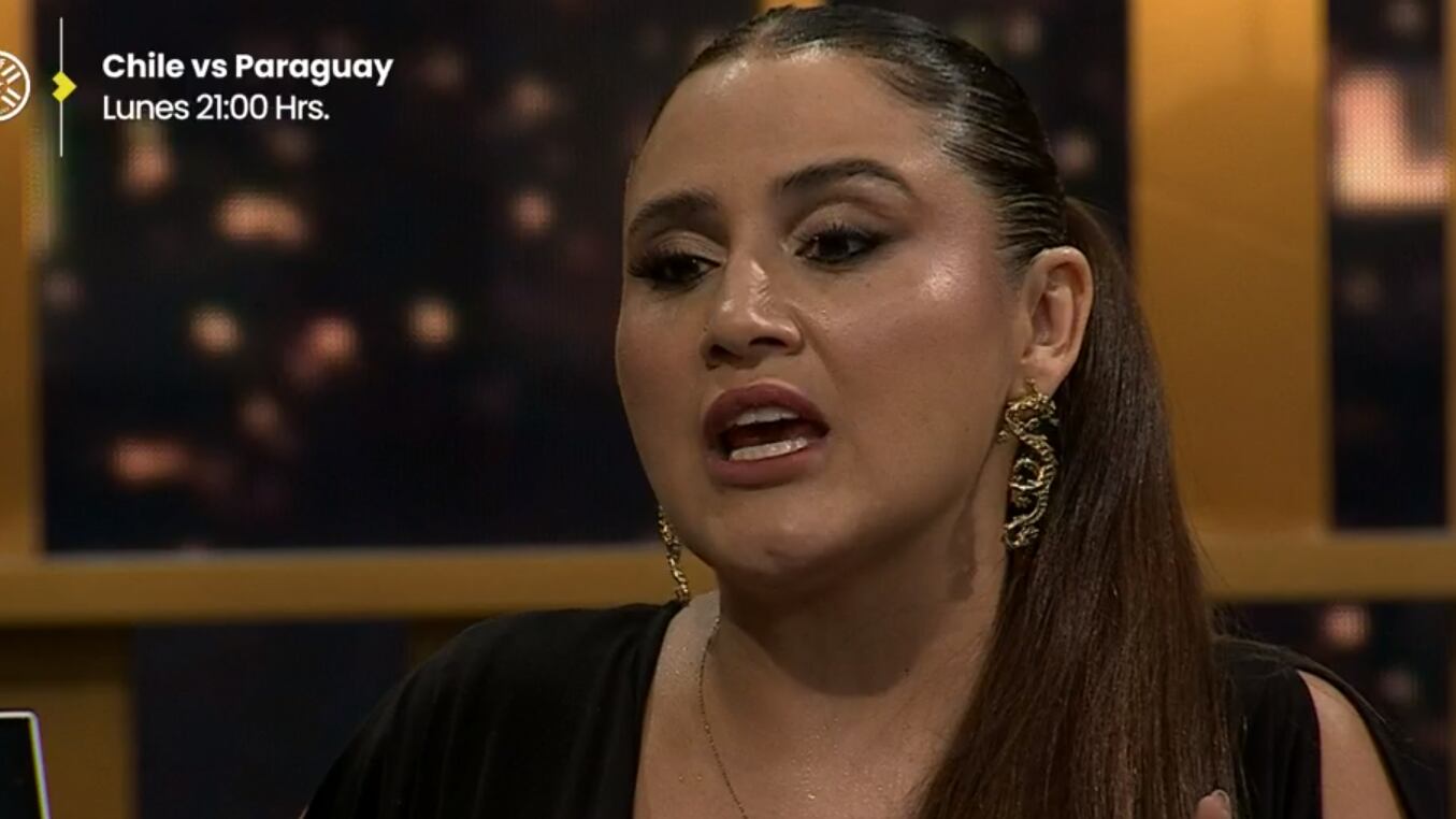 “Como por ejemplo a mí me llama tremendamente la atención que le den pantalla a una persona como Mauricio Israel. No entiendo por qué alguien como él se le sigue dando pantalla”, reclamó la humorista.
En ese sentido, cuestionó con dureza el pasado del opinólogo y dijo que es “una persona que está comprobado que dejó hijos, que fue muy bullado todo lo que pasó con él”.
“De verdad me sorprende verlo, no lo entiendo. No me gusta tampoco”, recalcó Leiva.