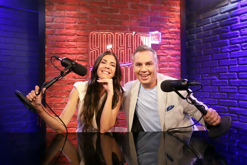 José Miguel Viñuela y  Javiera Quiroga lanzan el podcast “El resto es historia” | Canal 13