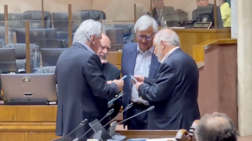 Moreira le regala conejos de chocolate a Montes