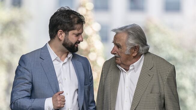 Este lunes el Presidente Gabriel Boric arribó la ciudad de Montevideo en Uruguay para dar inicio a su gira de cooperación política, económica y social entre ambos países, indicaron desde el Gobierno. 
El mandatario se reunirá con el actual Jefe de Estado, Luis Lacalle Pou; el expresidente Pepe Mujica y el futuro gobernante, Yamandú Orsi, quien asumirá el 1 de marzo. 
El primer encuentro lo sostendrá con Lacalle Pou, quien asumió el pasado 1 de marzo de 2020 y ha visitado Chile en tres ocasiones, desde que Gabriel Boric asumió en La Moneda el 2022, luego en la conmemoración de los 50 años del Golpe y finalmente al homenaje póstumo al expresidente Sebastián Piñera, quien falleció el 6 de febrero del 2024 en Lago Ranco. 
La segunda reunión del Presidente Boric será con el exmandatario José “Pepe” Mujica,  quien se encuentra atravesando un complejo estado de salud y se alejó de la vida pública producto de la expansión de su cáncer al esófago y al hígado, junto con su decisión de no someterse a más tratamientos médicos.
Respecto a las temáticas que abordarán, serán en torno a la justicia social y la solidaridad regional, valores que históricamente comparten con Uruguay. 
Finalmente, Boric tendrá una reunión con el futuro Presidente del país charrúa, “con el objetivo de reforzar los lazos diplomáticos y establecer prioridades conjuntas para el futuro, especialmente en áreas como descentralización, urbanismo sostenible y bienestar social”, indicaron desde Palacio. 
Según reportes especializados, “las exportaciones totales de Chile a Uruguay sumaron 177 millones de dólares, mientras que las importaciones alcanzaron los 282 millones de dólares. Uruguay es el sexto receptor de la inversión directa de Chile en el exterior, con un stock acumulado de 1.374 millones de dólares en el periodo 2003-2022″, consignó 24 Horas.