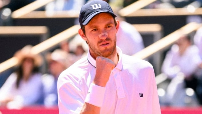 El tenista chileno avanzó en el Libema Open de 's-Hertogenbosch, donde en segunda ronda enfrentará al neerlandés Jesper de Jong.