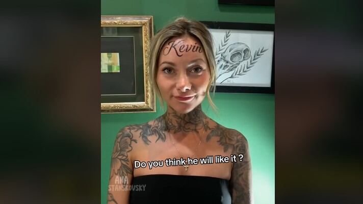 La mujer se alegró al ver el nombre de su novio tatuado en su frente