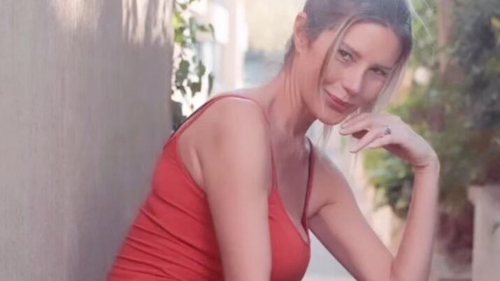 La actriz Andrea Zuckermann anunció que rifará fotos y videos eróticos suyos de la plataforma Unlock para reunir tres millones de pesos que irán a una fundación de ayuda a pacientes fibromialgia.