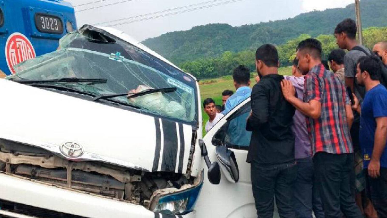 Tragedia en Bangladesh: once muertos luego de que un tren arrastrara a un microbús