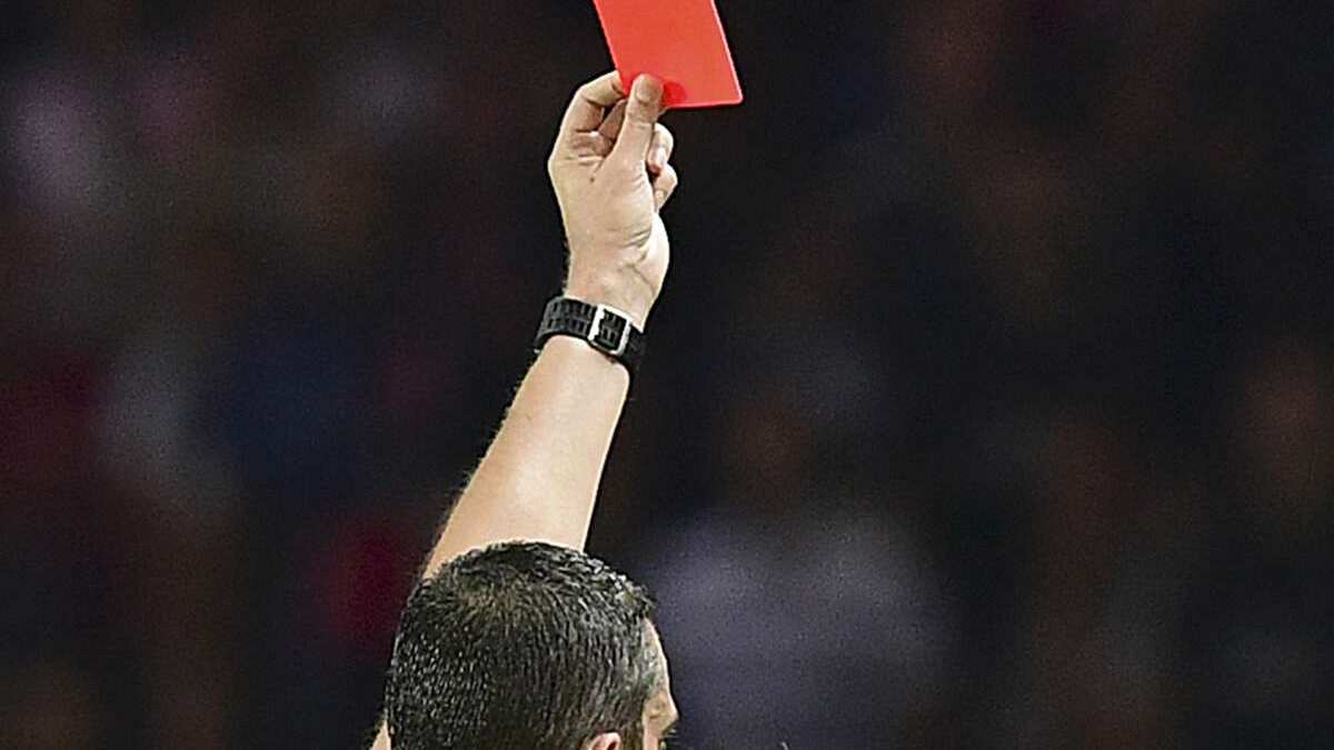 El futbolista vio la tarjeta roja y mas