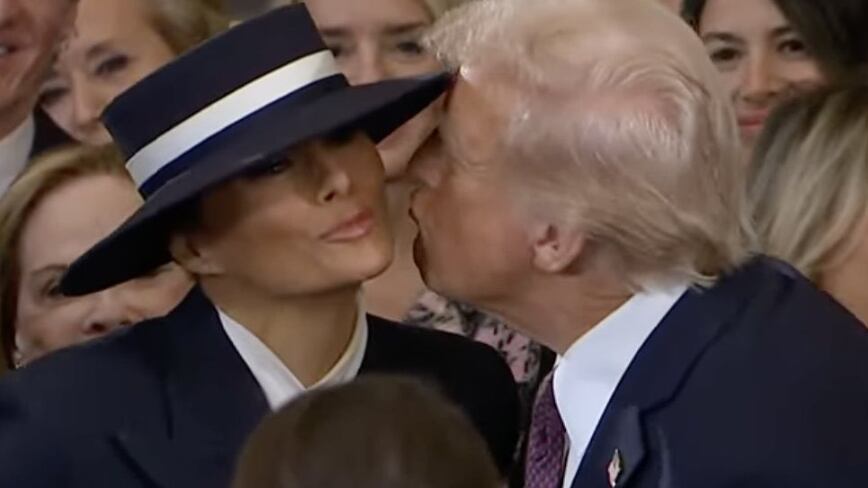 Melania Trump protagoniza momento en la juramentación de Donald Trump.