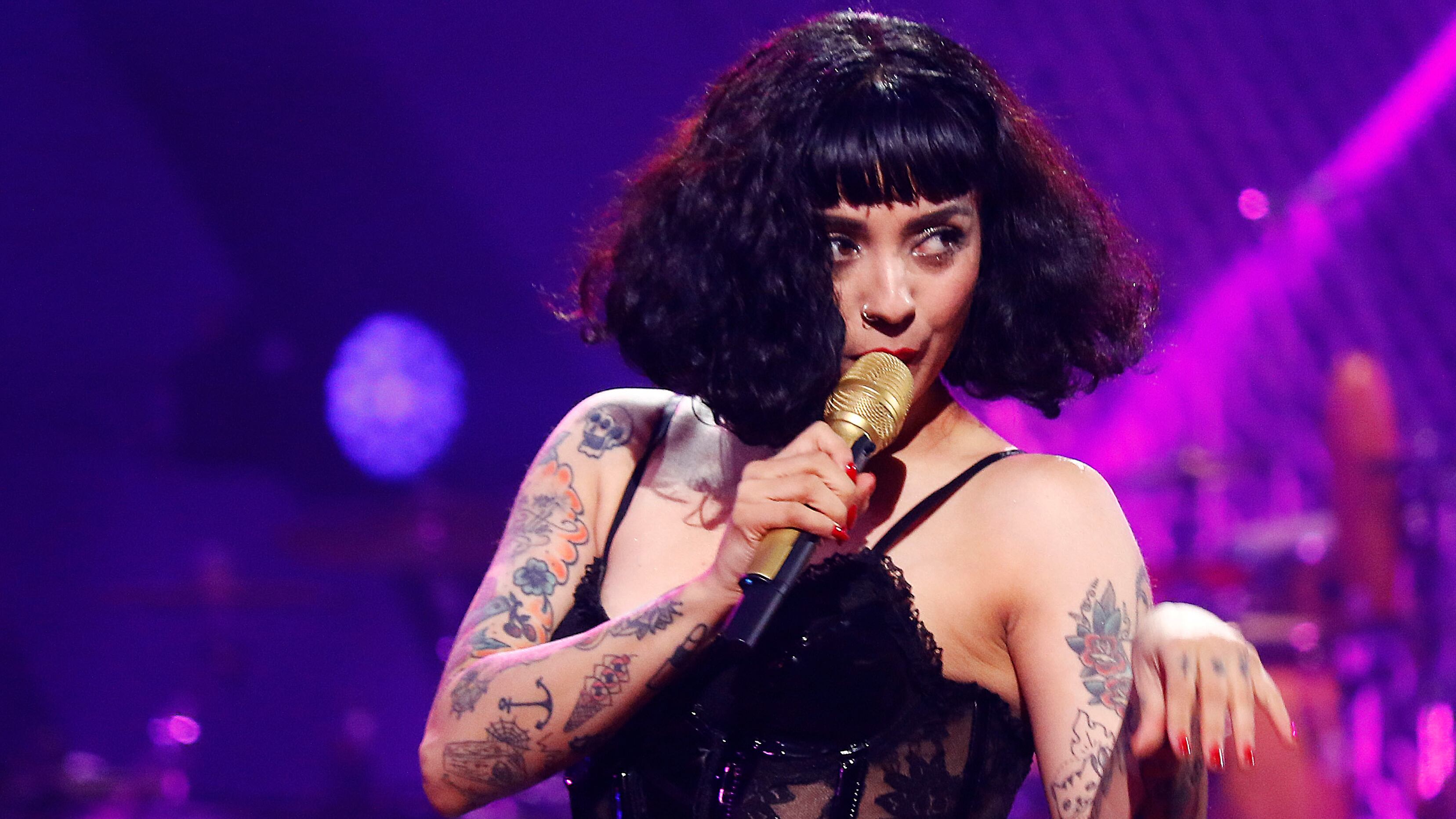 La artista chilena realiza una gira por España que durará hasta después de la fecha en que se realice el plebiscito en el país.