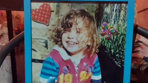 Estefanía Gutiérrez, madre de Tomás Bravo -niño que falleció en Caripilún en extrañas circunstancias, caso que aún es materia de investigación- le dedicó unas emotivas palabras a su hijo en el aniversario número seis del pequeño.
Fue a través de Instagram donde también pidió justicia por su hijo y mostró la torta temática que le realizó “con lo que a él más le gustaba”.
“Al despertar lo primero que tuve en mente fue en aquel día, 05 de julio del 2017, cuando di a luz al amor de mi vida. Cuando lo recibí en mis brazos, y comencé a vivir una nueva vida, llena de sueños y de ilusión”.
“Pensando en toda las cosas bellas que viviríamos juntos. Acostada en mi cama, miraba su fotito y no paraba de llorar deseando estar ahí y comenzar de nuevo”, recordó.
“Desde hace dos años que ya no es un ‘cumpleaños feliz’ ni hay celebración, pero es el día de su nacimiento, y para mí el día más importante de mi vida, donde conocí realmente lo hermoso de la vida, donde sentí el amor más puro y real”, añadió.
Torta que le hubiése gustado a Tomás Bravo
Además, reconoció que “duele mucho, pero hoy nuevamente junto a mi familia y amigos nos reunimos en su memorial, llevándole ramitos de flores, velitas, y una torta hermosa personalizada con lo que a él más le gustaba” escribió en relación al pastel con forma de máquina retroexcavadora y herramientas.
“La Anto, su primita, como siempre volvió apagar la velita. Cuando terminamos de decir algunas palabras dedicadas a él, mi Anto rompió en un llanto desconsolado. Nunca había visto a mi pequeña llorar de esa forma”, contó Estefanía.
“Mi corazón se rompió en mil pedazos otra vez, porque, ¿cómo se le explica a tus sobrinas todo esto? Si solo son unas niñas. Sé lo mucho que sufren y lo extrañan. Maldita vida que nos tocó”, acotó.
Finalmente, pidió justicia para aclarar la muerte del pequeño y que paguen los responsables.
“A pesar de la pena, el cansancio y enorme vacío que nos envuelve, seguimos luchando en memoria de nuestro Tomito. En su cumpleaños número 6 vuelvo a exigir verdad y justicia para mi niño Tomás. Besos al cielo, amado hijo”, cerró.