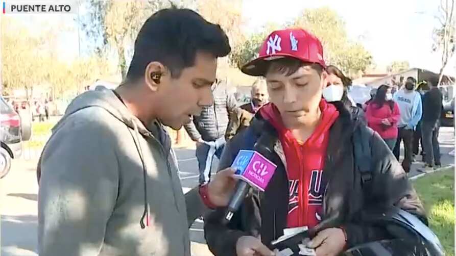 Votante con cédula de identidad partida en dos| Captura: CHV