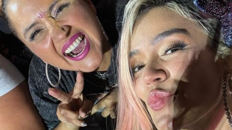 ¡Pura emoción!: Pamela Leiva y Karol G comparten selfie en pleno concierto y en medio de ovación del público