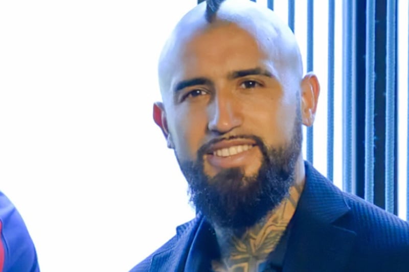 Embargan bienes de Arturo Vidal por millonaria deuda con extrabajadora: procedimiento se realizó con Carabineros