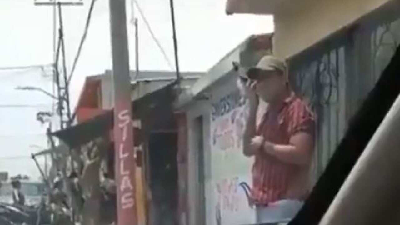 Cachan infidelidad de mexicano por no apagar el Bluetooth de su auto.