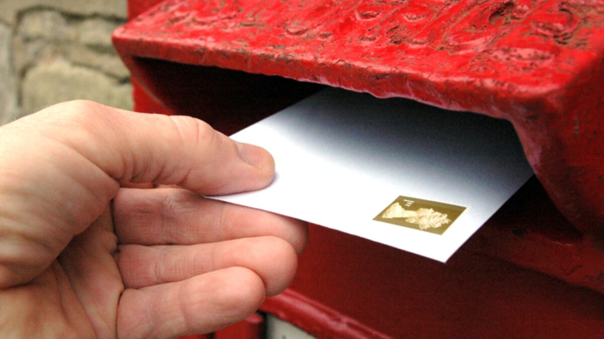 Esposa intentó asfixiar a su pareja por mensaje que recibió de una expareja 60 años después