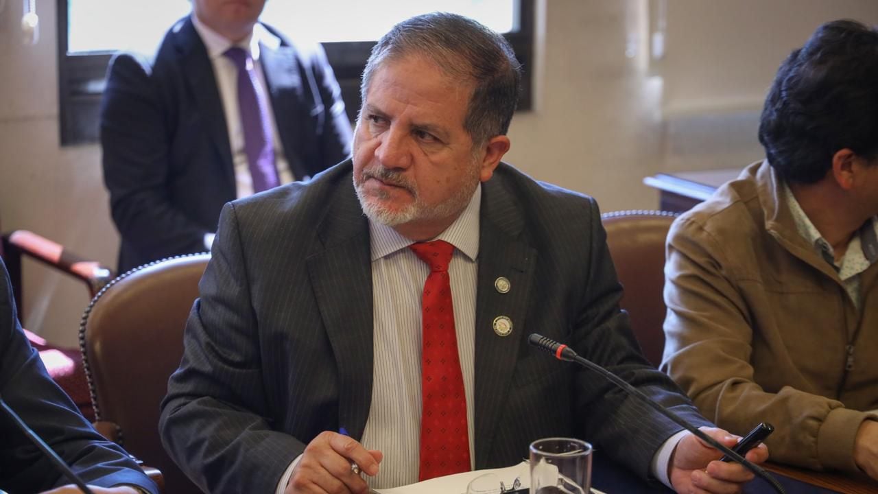 Ofició a la ANFP: Diputado Arroyo cuestionó continuidad de las casas de apuestas en el fútbol chileno