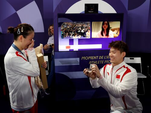 Amor de oro: atleta china se sube a lo más alto del podio y le proponen matrimonio