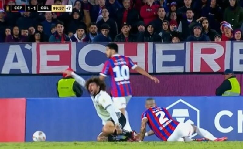 El defensor charrúa salvó dos goles en la línea del arco de Colo Colo, y además propició la expulsión de Alan Benítez.