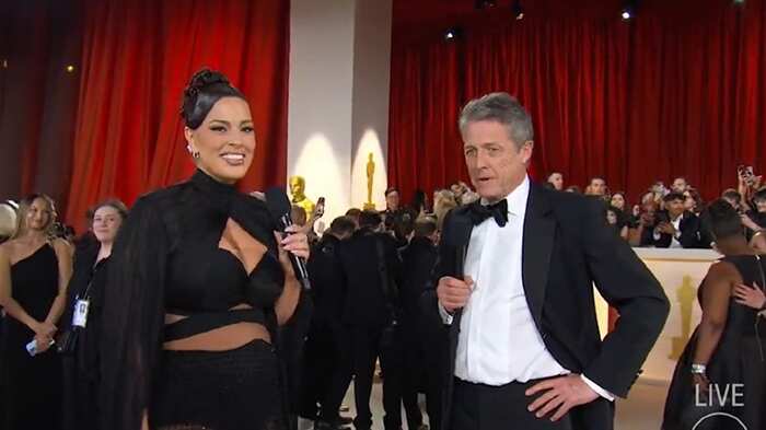 Hugh Grant en la entrevista con Ashley Graham