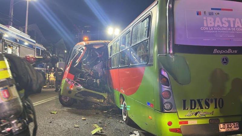 Trágico choque frontal en Valparaíso: choferes de dos micros fallecieron y 21 personas quedaron lesionadas