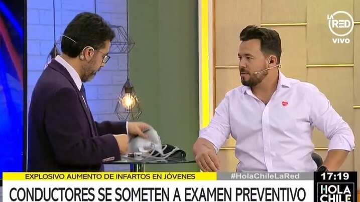 El animador de "Hola Chile" se realizó exámenes preventivos en pleno programa, donde el doctor invitado le señaló a De La Iglesia que posiblemente sea hipertenso.