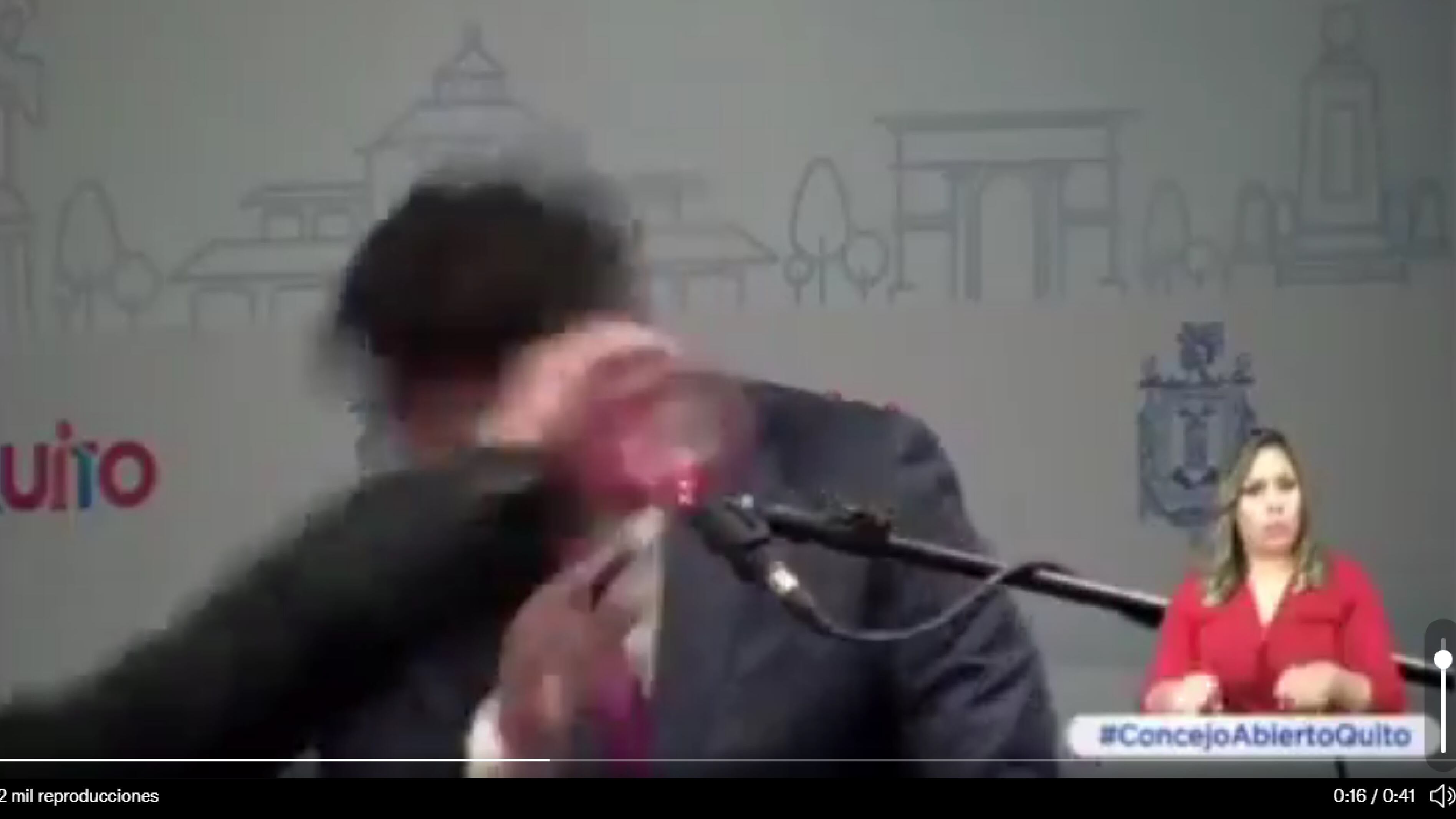 El alcalde de Quito mojado.