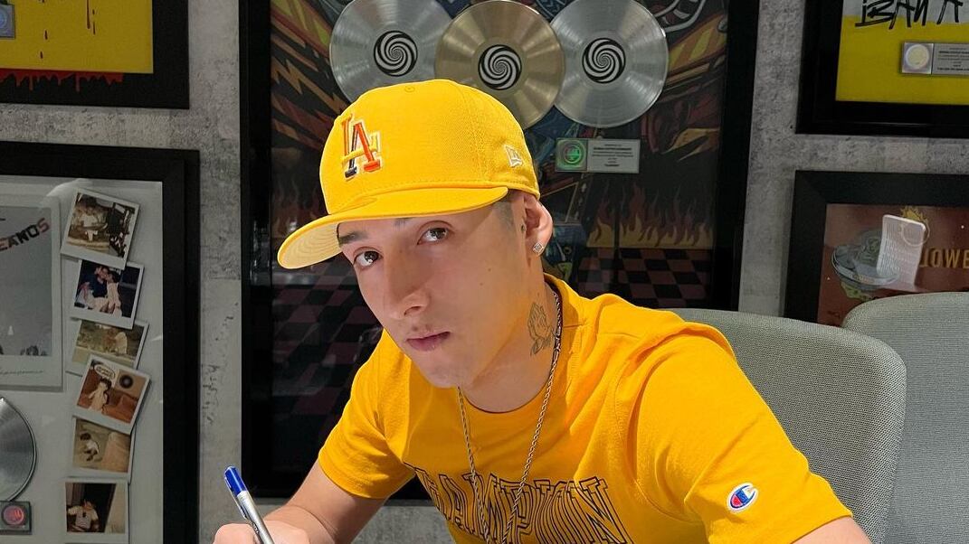 El cantante urbano chileno firmó un contrato con el reconocido sello discográfico puertorriqueño "Rimas Music".