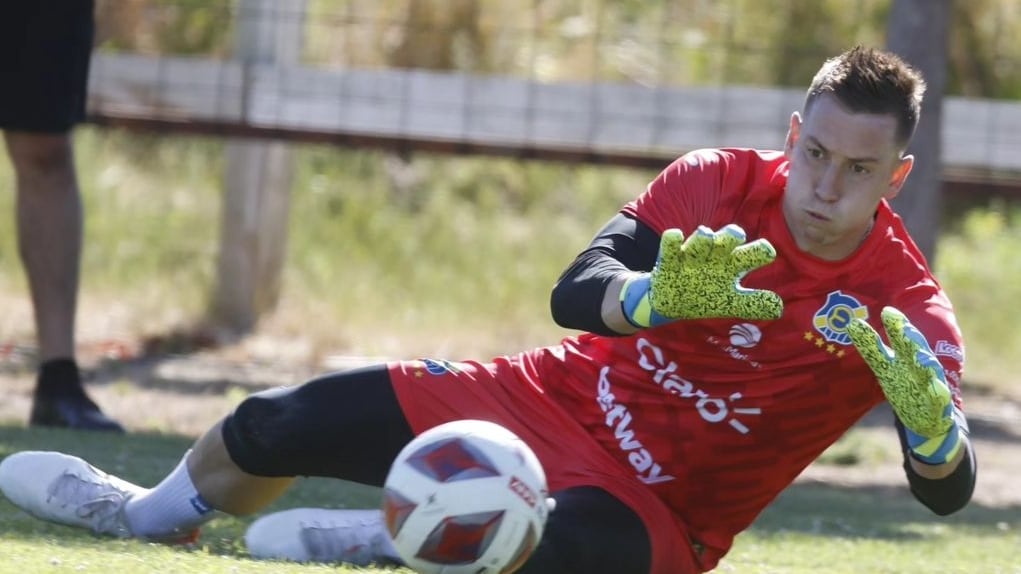 El arquero de Everton denunció el robo de algunas viviendas siniestradas en el incendio de la región de Valparaíso, y el drama que viven algunos de sus compañeros, también afectados por los incendios forestales.