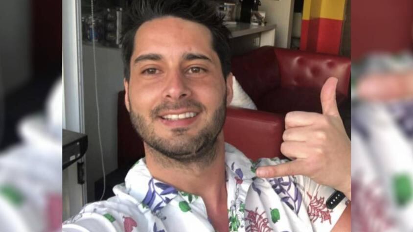 “Él está diagnosticado con bipolaridad y trastorno de personalidad. No se trata de un monstruo, sino que una persona que está psiquiátricamente enferma”, con esas palabras, la madre del chileno detenido en Argentina por femicidio, explicó los motivos que llevaron a su hijo a terminar con la vida de su pareja en el vecino país.
Felipe Herrera de 39 años fue detenido el domingo pasado en la ciudad de Córdoba, luego de herir con una arma cortopunzante a la mujer de 34 años, tras tener una fuerte pelea en el domicilio de la víctima.
Si bien, fueron los vecinos quienes alertaron a la policía, tras escuchar los gritos, al llegar al lugar encontraron a la joven sin vida en el suelo del dormitorio, con tres heridas de arma blanca en el cuello.
Herrera, en tanto, se propinó cortes en su cuerpo, motivo por el que fue trasladado de inmediato a un centro asistencial, donde recibió atención médica antes de ser detenido y puesto bajo custodia, para ser formalizado por femicidio.
Pero, se dio a conocer que este no era el primer caso de violencia que protagonizaba contra una pareja. De hecho, en Chile había sido condenado a 250 días.