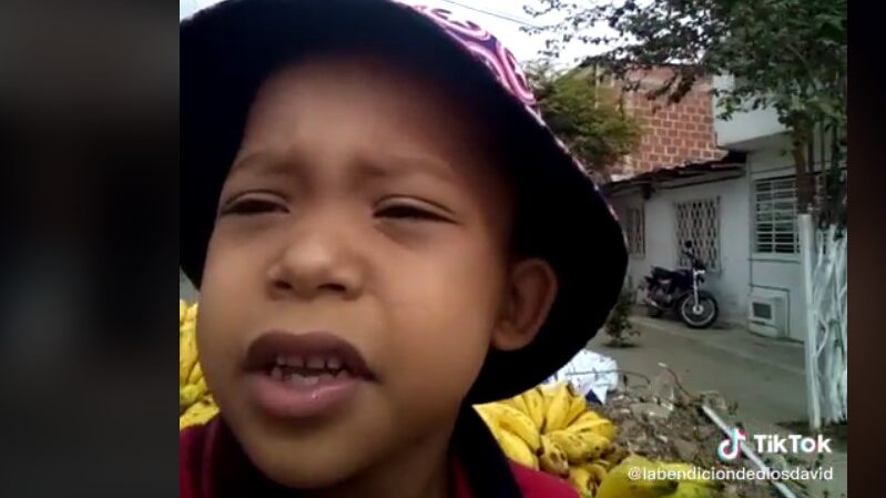 David ayuda a vender bananos a su papá con gran estilo