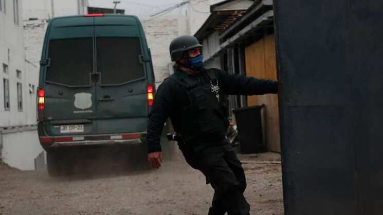 La Fiscalía de Calama investiga, junto a Carabineros, el origen y posible uso de los materiales explosivos por parte de dos ciudadanos venezolanos, no descartándose que se estuviera preparando un plan de escape en la cárcel de la ciudad.
Según los antecedentes policiales, los detenidos tenían planeado colocar los cartuchos en los muros del recinto penitenciario, aprovechando un motín organizado por los mismos internos para hacer la detonación y rescatar a los reclusos extranjeros.
La captura se produjo en el marco de una investigación originada a partir de una denuncia contra una organización criminal dedicada al tráfico de drogas, que mantenía en su poder elementos explosivos.
Personal del OS-7 de Carabineros logró establecer la identidad de los imputados y realizar un seguimiento mediante la utilización de diversas herramientas de investigación, como interceptaciones telefónicas, georreferenciación de celulares y vigilancias discretas.
Como consecuencia, dos viviendas fueron allanadas. En el operativo se recuperaron cinco emulsiones explosivas, armamento, munición, droga, pesas digitales, dinero y celulares.
Los dos ciudadanos extranjeros fueron detenidos y formalizados, y actualmente ambos se encuentran en prisión preventiva al representar un peligro para la sociedad.
La mujer fue formalizada por los delitos de tenencia ilegal de arma de fuego prohibida, tenencia ilegal de municiones, tráfico de drogas en pequeñas cantidades y almacenamiento ilegal de explosivos, mientras que el sujeto fue formalizado por únicamente por el almacenamiento ilegal de explosivos.