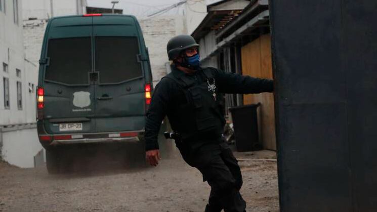 La Fiscalía de Calama investiga, junto a Carabineros, el origen y posible uso de los materiales explosivos por parte de dos ciudadanos venezolanos, no descartándose que se estuviera preparando un plan de escape en la cárcel de la ciudad.
Según los antecedentes policiales, los detenidos tenían planeado colocar los cartuchos en los muros del recinto penitenciario, aprovechando un motín organizado por los mismos internos para hacer la detonación y rescatar a los reclusos extranjeros.
La captura se produjo en el marco de una investigación originada a partir de una denuncia contra una organización criminal dedicada al tráfico de drogas, que mantenía en su poder elementos explosivos.
Personal del OS-7 de Carabineros logró establecer la identidad de los imputados y realizar un seguimiento mediante la utilización de diversas herramientas de investigación, como interceptaciones telefónicas, georreferenciación de celulares y vigilancias discretas.
Como consecuencia, dos viviendas fueron allanadas. En el operativo se recuperaron cinco emulsiones explosivas, armamento, munición, droga, pesas digitales, dinero y celulares.
Los dos ciudadanos extranjeros fueron detenidos y formalizados, y actualmente ambos se encuentran en prisión preventiva al representar un peligro para la sociedad.
La mujer fue formalizada por los delitos de tenencia ilegal de arma de fuego prohibida, tenencia ilegal de municiones, tráfico de drogas en pequeñas cantidades y almacenamiento ilegal de explosivos, mientras que el sujeto fue formalizado por únicamente por el almacenamiento ilegal de explosivos.