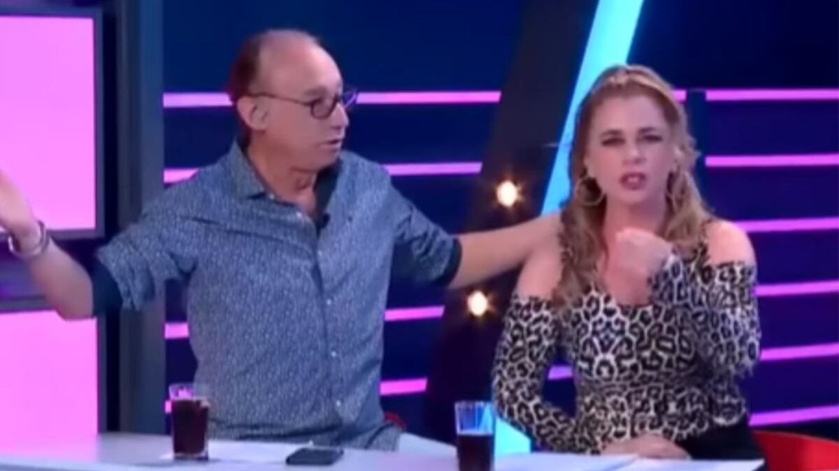 La animadora de “Milf” y panelista de “Sígueme y te sigo”, Titi García Huidobro, puso paños fríos al round televisivo que tuvo hace una semana con su compañero de programa Mauricio Israel, quien la cuestionó, medio en broma, medio en serio, respecto a la información romántica que entregó tras el quiebre de Martín Cárcamo con Ale del Sante.
Tenso momento, que terminó con la locutora radial pasando el mal rato tras bambalinas, luego de retirarse furiosa el estudio de TV+.
Sin embargo, en conversación con Publimetro, aclaró que el problema fue solucionado tras decirle unas cuantas verdades al comentarista deportivo y conductor de “Círculo Central”.