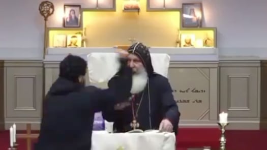 Atacó a un líder religioso en vivo