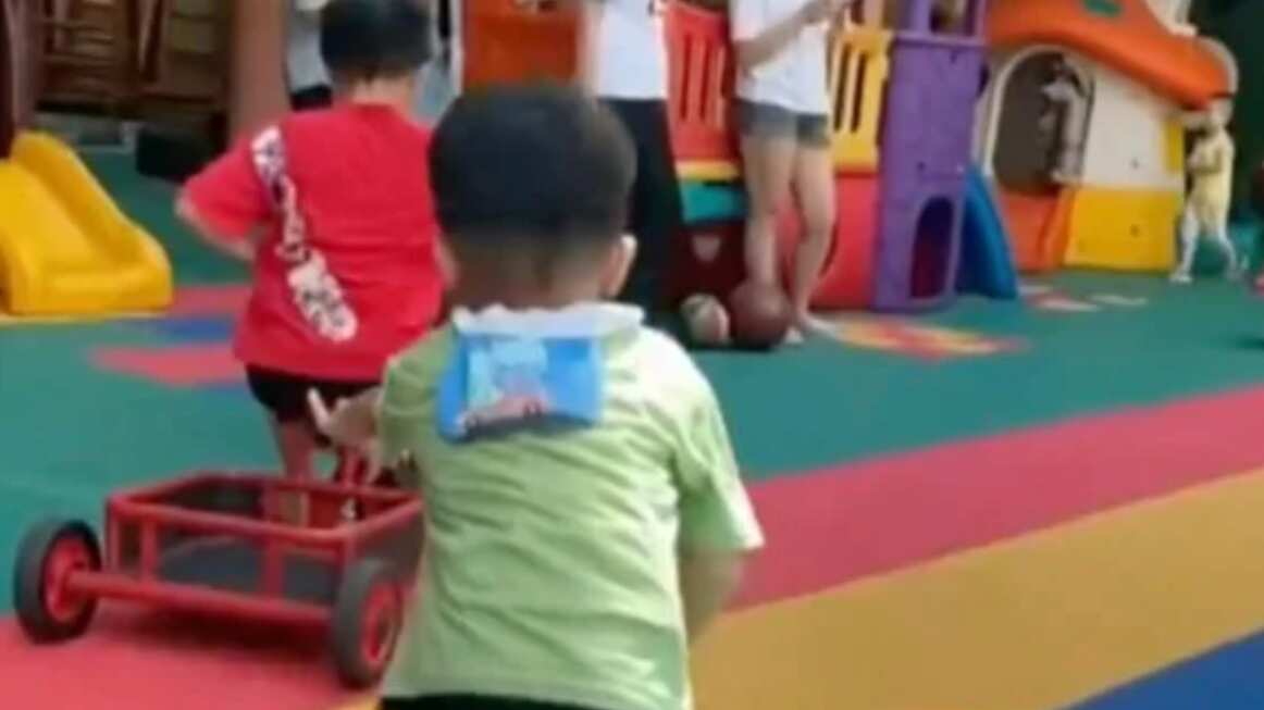 Hombre no fue a buscar a su hijo al colegio cuando se enteró que no era su padre biológico.