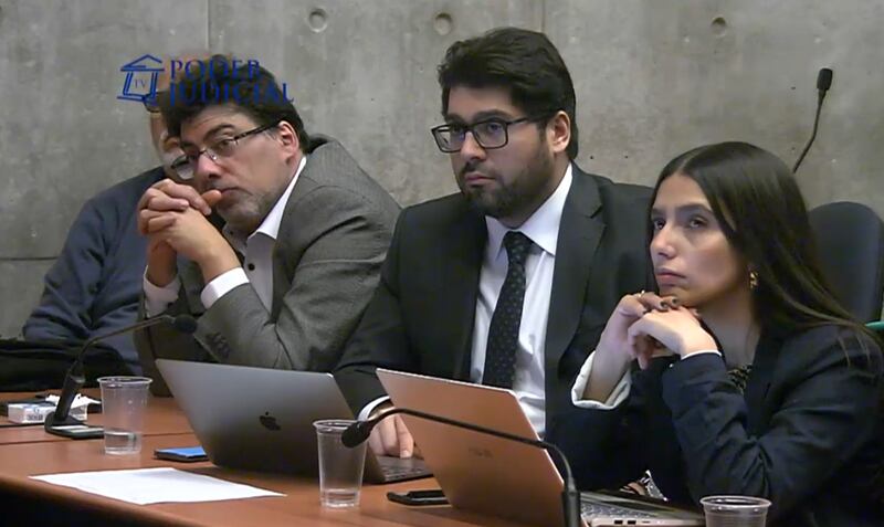 La cara del alcalde Daniel Jadue lo decía todo cuando escuchaba atento los argumentos de la jueza Paulina Moya, respecto a las medidas cautelares en su contra, por los supuestos delitos de cohecho, fraude al fisco, estafa y administración desleal en el marco de la investigación por las operaciones de la Asociación Chilena de Farmacias Populares (Achifarp). Por lo tanto, no fue sorpresa para él cuando escuchó la resolución.
“La libertad de los imputados resulta peligroso para la sociedad. Se va acceder la petición del Ministerio Público y se decreta la prisión preventiva”, estableció la jueza Paulina Moya en el 3° Juzgado de Garantía de Santiago, luego de tres días de audiencias.