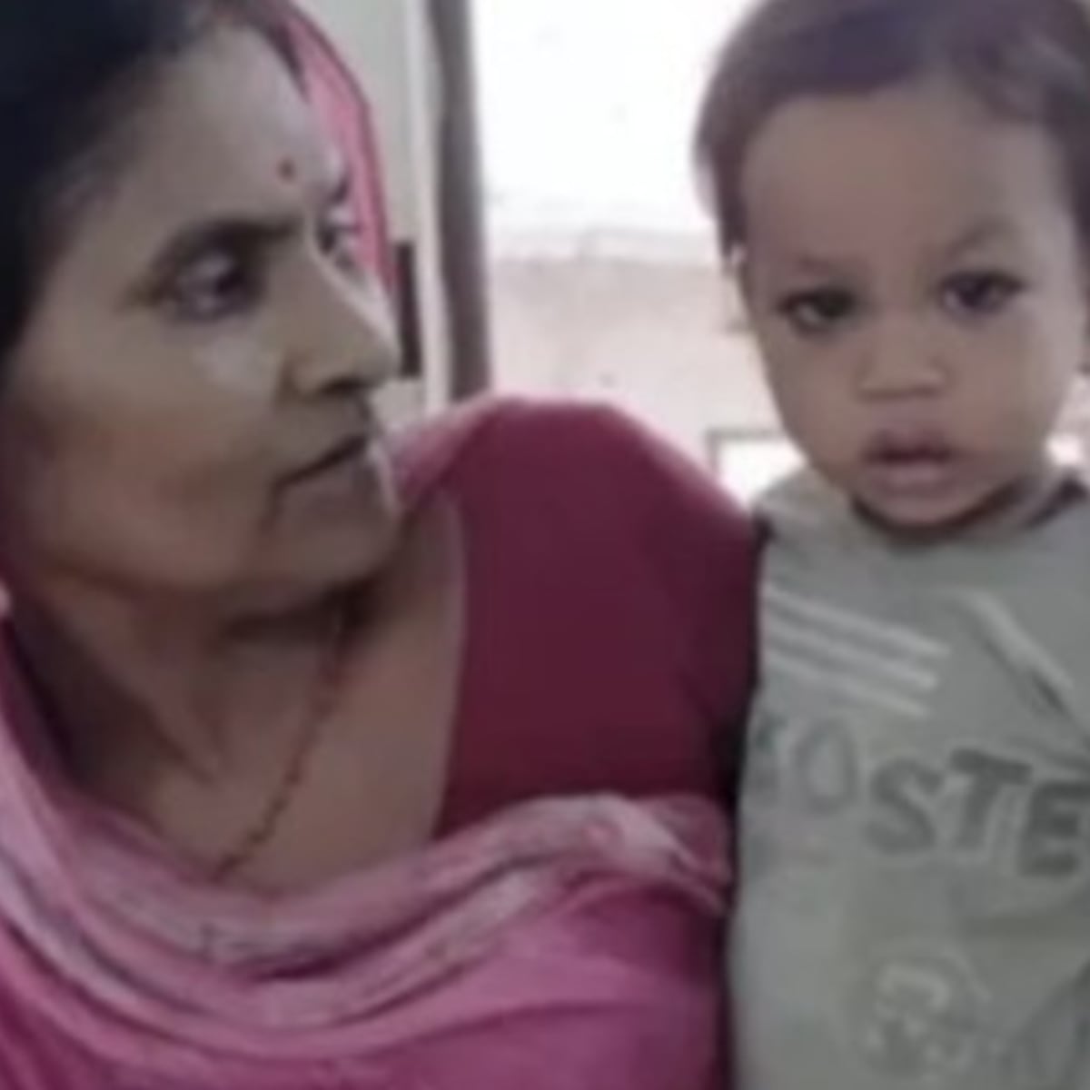 Niño de dos años sobrevive al matar cobra venenosa Niño de dos años sobrevive al matar cobra venenosa