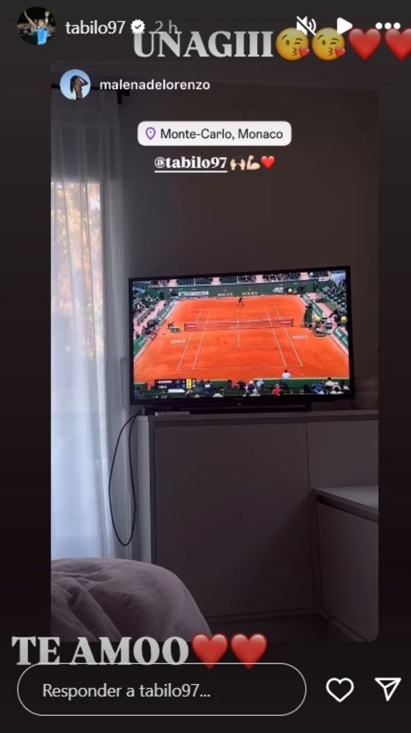 La pareja del tenista nacional celebró su victoria de esta mañana ante el suizo Stan Wawrinka.