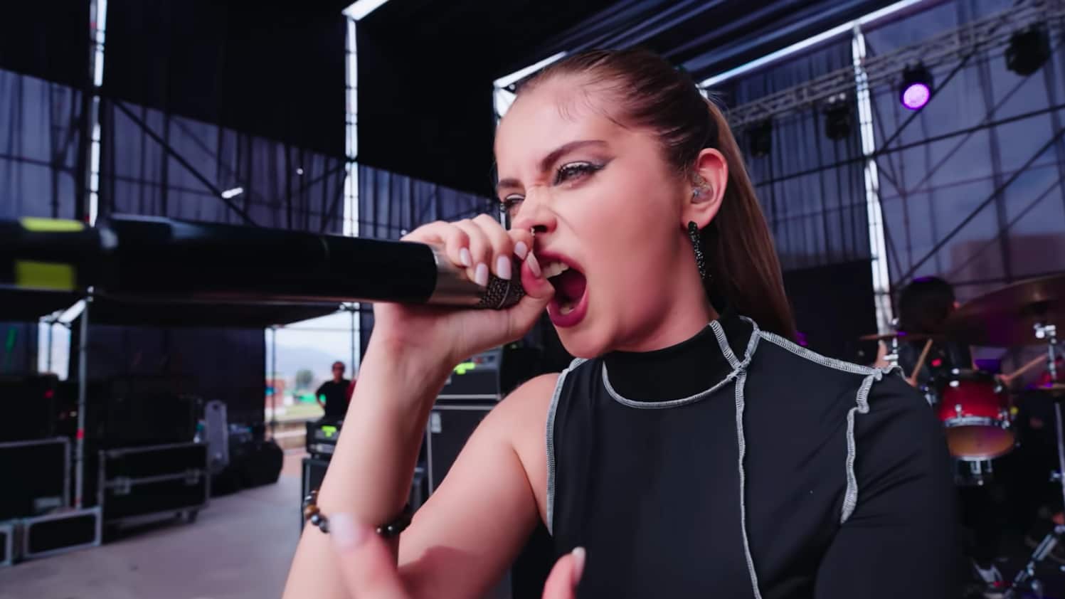 La ganadora de Miss Mundo Chile combina modelaje y metal con un mensaje de autenticidad y libertad artística.