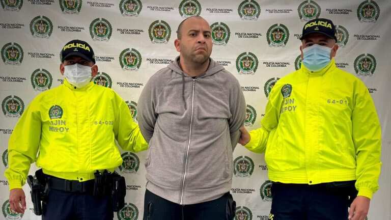 Tras la detención en Colombia del principal sospechoso de asesinar al mayor de Carabineros, Emmanuel Sánchez, el venezolano Dayonis Orozco Castillo -quien estuvo 13 días prófugo y cruzó tres fronteras con identidad falsa (Perú, Bolivia y Ecuador), con el fin de llegar hasta su país de origen- se dio a conocer el plazo que podría tardar el proceso de extradición a Chile.
Según revelaron, no será tan rápido como desearían los familiares de la víctima, quienes anhelan que se haga justicia y le den cadena perpetua, pero sí será lo más fluido posible dentro de los protocolos establecidos.
Esto, luego que el mismo Presidente colombiano Gustavo Petro confirmara que “le entregaremos a Chile el asesino, capturado en Colombia, del mayor Emmanuel Sanchez del cuerpo de Carabineros”.
En conversación con Radio Universo, el Director Unidad de Cooperación Internacional y Extradiciones UCIEX, de la Fiscalía Nacional, Juan Pablo Glasinovic explicó cómo será el proceso para que Dayonis Orozco sea juzgado en Chile.