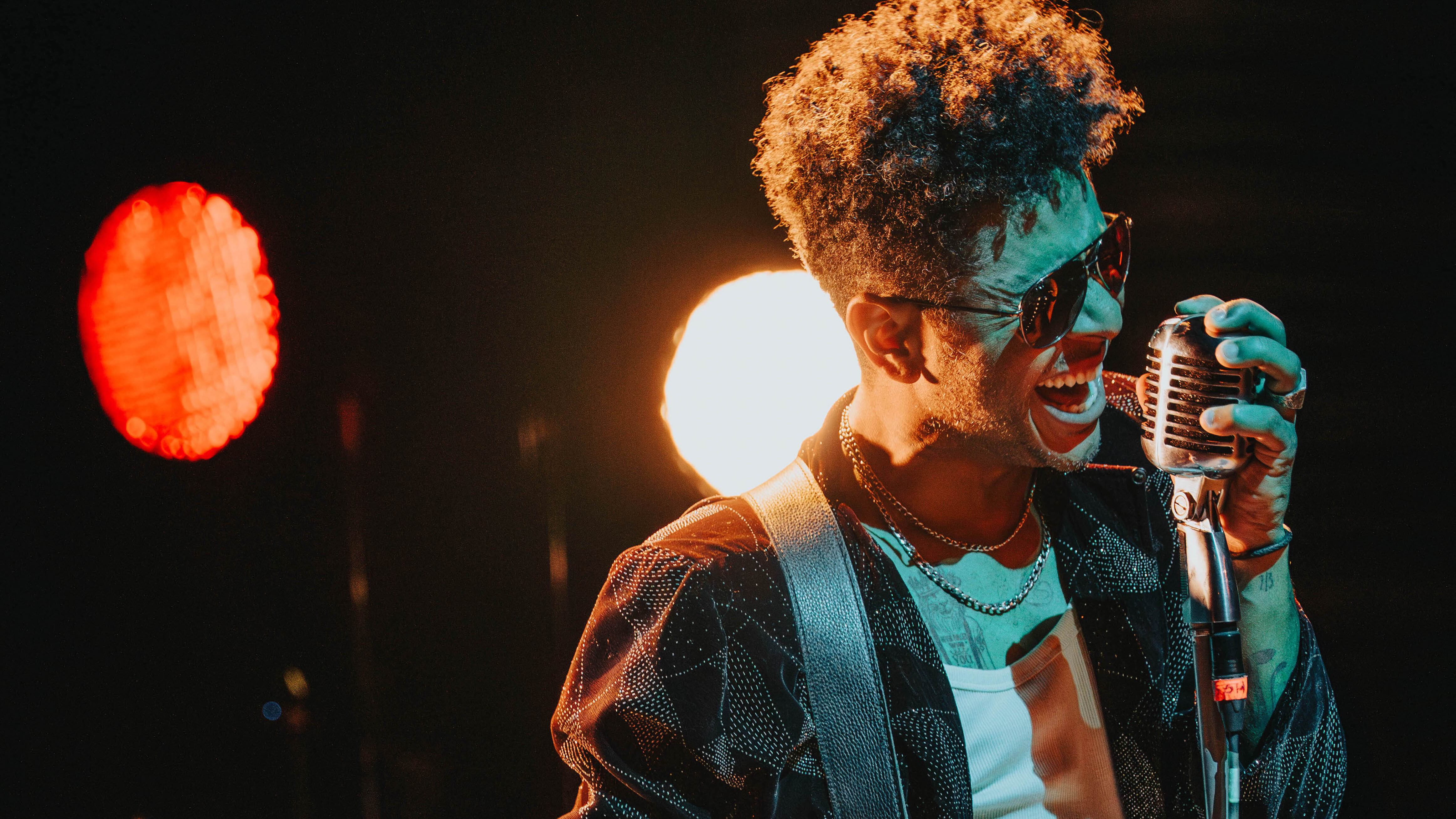 El cantante arranca gira de aniversario.