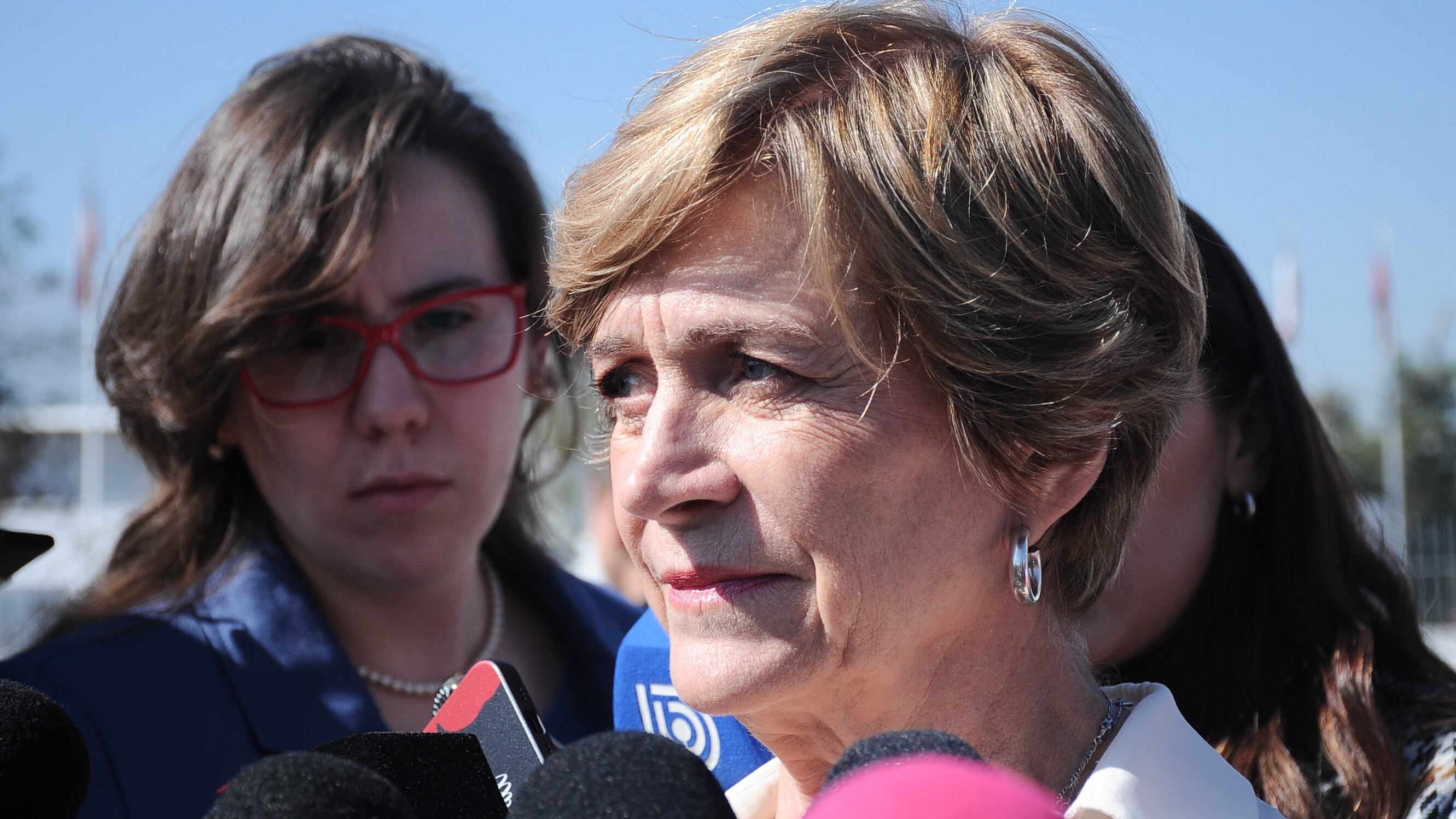 Evelyn Matthei presenta propuestas para hacer frente a las barras bravas | 14 DE ABRIL DEL 2025 / SANTIAGO
La candidata presidencial Evelyn Matthei presenta propuestas para hacer frente a las barras bravas y la violencia en el fútbol.
FOTO: VICTOR HUENANTE / AGENCIAUNO