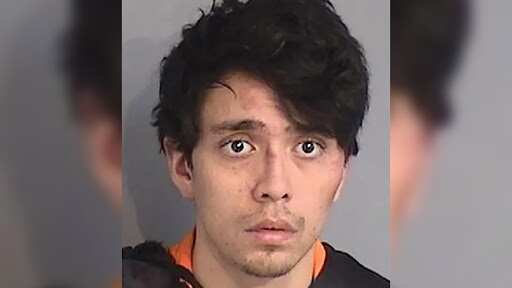 El año 2019 Piero Estefano But-Castillo, de 25 años, ingresó a Estados Unidos con una visa de estudiante. Ahora, el 1 de enero del 2025 regresó como turista, gracias al programa Waiver que permite entrar al país por 90 días sin requerir visa. Pero, fue detenido, acusado de asesinar a un estadounidense a sangre fría. 
Todo ocurrió, siete días después de su llegada a EE.UU, cuando trabajadores del hotel Quality Inn, ubicado en Entry Point Boulevard, le pidieron que desalojara el lugar porque había realizado destrozos. 
Ahí entró en cólera y las emprendió contra los encargados, momento cuando uno de ellos intentó calmarlo, sin éxito. El chileno tomó un extintor y lo golpeó hasta darle muerte. La víctima fue identificada como Robert Krusinowski de 55 años, quien sufrió un traumatismo craneoencefálico severo a causa del ataque.
“En un intento de calmarlo, nuestra víctima, el señor Robert Krusinowski, estaba desarmado y solo trataba de apaciguar la situación. El sospechoso se enfureció y lo golpeó hasta matarlo. Fue una paliza brutal con un extintor de incendios”, explicó el oficial Marcos López, del condado de Osceola, en Florida. 
“No tenemos mucha información ni antecedentes penales del sospechoso. Estamos tratando de trabajar con el gobierno chileno para obtener un poco más de información sobre este individuo”, agregó el policía a Fox 35. 
Según la información de CNN Chile, “nació el 9 de enero de 2000, es oriundo de la Región de Antofagasta y cursó su enseñanza media en el Colegio Particular San Ignacio, ubicado en Calama”