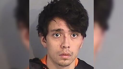 El año 2019 Piero Estefano But-Castillo, de 25 años, ingresó a Estados Unidos con una visa de estudiante. Ahora, el 1 de enero del 2025 regresó como turista, gracias al programa Waiver que permite entrar al país por 90 días sin requerir visa. Pero, fue detenido, acusado de asesinar a un estadounidense a sangre fría.
Todo ocurrió, siete días después de su llegada a EE.UU, cuando trabajadores del hotel Quality Inn, ubicado en Entry Point Boulevard, le pidieron que desalojara el lugar porque había realizado destrozos.
Ahí entró en cólera y las emprendió contra los encargados, momento cuando uno de ellos intentó calmarlo, sin éxito. El chileno tomó un extintor y lo golpeó hasta darle muerte. La víctima fue identificada como Robert Krusinowski de 55 años, quien sufrió un traumatismo craneoencefálico severo a causa del ataque.
“En un intento de calmarlo, nuestra víctima, el señor Robert Krusinowski, estaba desarmado y solo trataba de apaciguar la situación. El sospechoso se enfureció y lo golpeó hasta matarlo. Fue una paliza brutal con un extintor de incendios”, explicó el oficial Marcos López, del condado de Osceola, en Florida.
“No tenemos mucha información ni antecedentes penales del sospechoso. Estamos tratando de trabajar con el gobierno chileno para obtener un poco más de información sobre este individuo”, agregó el policía a Fox 35.
Según la información de CNN Chile, “nació el 9 de enero de 2000, es oriundo de la Región de Antofagasta y cursó su enseñanza media en el Colegio Particular San Ignacio, ubicado en Calama”